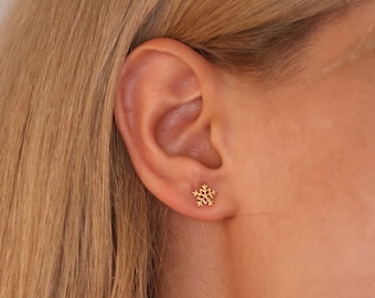 Gold Snowflake Stud Earrings, Winter Stud Earrings, 14K Gold Snowflake Jewelry, Christmas Jewelry, Dainty Earrings, Tiny Stud Earrings