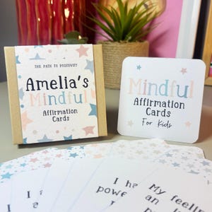 Cartões de Afirmação de Saúde Mental para Crianças. Afirmações Mindful feitas à mão para ansiedade e preocupação, com capa personalizável.
