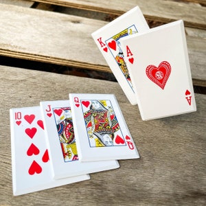 Carte da lancio per scala reale in metallo realizzate artigianalmente: set da poker fatto a mano per un'esperienza di gioco unica