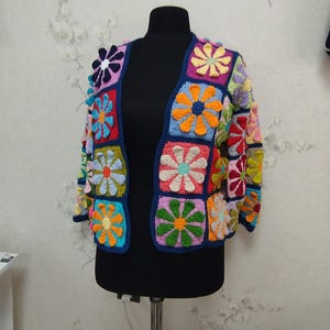 Cardigan colorato fatto a mano all&#39;uncinetto con fiori - Maglione quadrato Boho Grandma, Giacca da festival retrò, Abbigliamento hippie accogliente