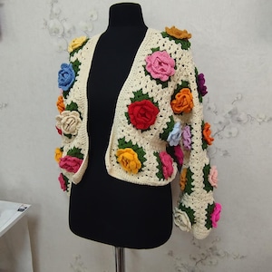 Cardigan fatto a mano all&#39;uncinetto con fiori - Giacca quadrata della nonna con fiori 3D colorati, maglione lavorato a maglia boho, outfit da festival unico