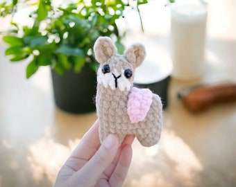 pluche sleutelhanger, gehaakte lama, sleutelhanger amigurumi, gehaakte sleutelhanger, patron haak, lama haak, haakpatronen, miniatuur speelgoed