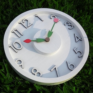 Reloj de pared de madera estilo shabby chic con tulipanes, reloj de pared de cocina de estilo francés, reloj de granja moderno, reloj de pared elegante blanco para decoración de sala de estar