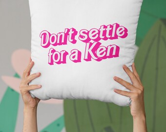 Ne vous contentez pas d’une housse de coussin Ken | Couverture d’oreiller de filles roses | Cadeaux pour les amis | Cadeau d'anniversaire pour elle | Kénergie