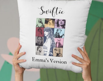 Housse de coussin Taylor Swiftie | Housse d’oreiller - Version Taylor | Cadeaux Swiftie Merch | Oreiller carré | Cadeaux d'anniversaire pour elle | La tournée d'Era