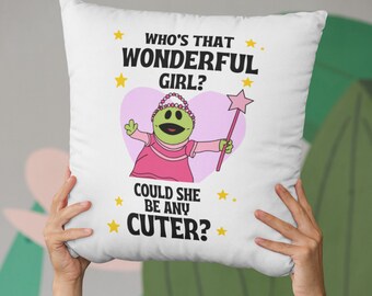 Qui est cette merveilleuse fille Housse de coussin | Housse d’oreiller Nanalan Gift Merch | Oreiller carré | Cadeaux d'anniversaire pour elle | Pourrait-elle être plus mignonne/