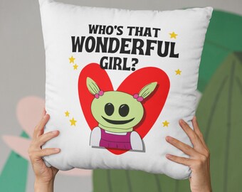 Qui est cette merveilleuse fille Housse de coussin | Housse d’oreiller Nanalan Gift Merch | Oreiller carré | Cadeaux d'anniversaire pour elle | Pourrait-elle être plus mignonne ?