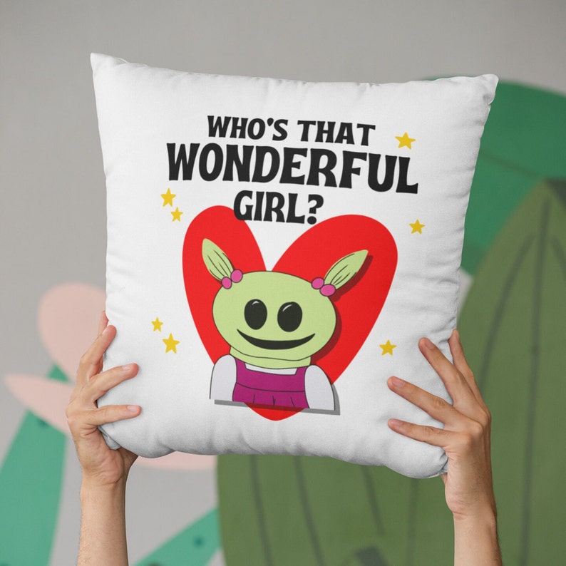 Qui est cette merveilleuse fille Housse de coussin Housse doreiller Nanalan Gift Merch Oreiller carré Cadeaux d'anniversaire pour elle Pourrait-elle être plus mignonne image 1