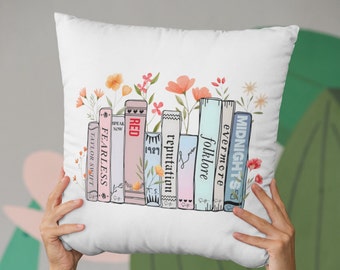 Housse de coussin Taylor Swiftie | Housse d’oreiller - Album de livres version Taylor | Cadeaux Swiftie Merch | Oreiller carré | Cadeaux d'anniversaire pour elle