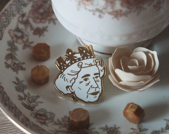 ENAMEL PIN- Elizabeth II, 30mm, hard enamel pin, gold plated