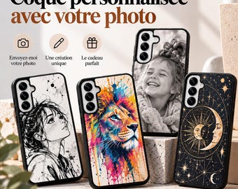 Könnte beinhalten: Vier Smartphone-Hüllen mit verschiedenen Designs: eine Schwarz-Weiß-Skizze einer Person, ein farbenfrohes Löwenporträt, ein Schwarz-Weiß-Foto eines Kindes und ein goldenes Himmelsmotiv mit Sonne und Mond auf schwarzem Grund.