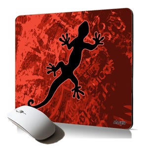 Könnte beinhalten: Rote und schwarze Mauspad mit einer schwarzen Silhouette eines Geckos auf einem roten und weißen abstrakten Hintergrund.