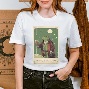 Chemise carte Oracle sorcière grenouille vin, vêtements goblincore, cadeau livresque du milieu universitaire gothique pour elle, cottagecore champignon, t-shirt amateur de grenouilles tarot