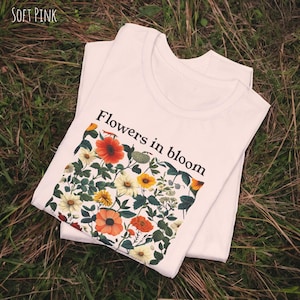 Wildflower Botanical Wavy Shirt, Retro Flower Tee, Wildflower Tshirt, Floral Cottagecore Shirt, Wild Flower Shirt, Flowers in Bloom