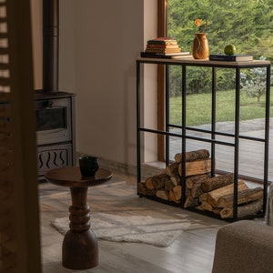 Suporte de lenha de metal com tampo de madeira natural: suporte para toras interno/externo