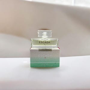 Escada Signature MINIATURE Eau Parfum 7,5ml. A shy masterpiece. Long extinct!