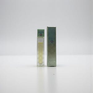 Puede incluir: Una botella de perfume Gucci Envy Me rectangular y su caja a juego. La botella es transparente con una tapa verde y contiene un líquido amarillo. La caja es verde con el logo de Gucci y las palabras "Envy Me".