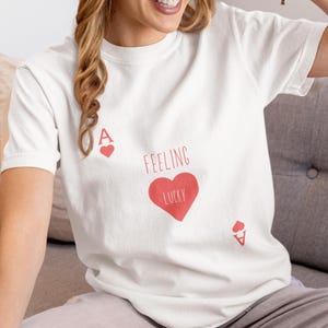 Colores cómodos. Camiseta de póker "Siente la suerte", linda camiseta de la Reina de Corazones, regalo para amantes del casino, estética de chica con suerte, camiseta para despedida de soltera.