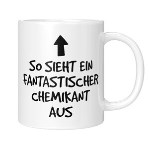 Könnte beinhalten: Weiße Keramik-Tasse mit einem schwarzen Pfeil nach oben und dem deutschen Text "So SIEHT EIN FANTASTISCHER CHEMIKANT AUS" auf der Vorderseite. Die Tasse hat einen weißen Henkel.