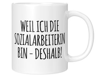 Könnte beinhalten: Weiße Keramik-Tasse mit gebogenem Henkel. Die Tasse trägt den schwarzen Text "WEIL ICH DIE SOZIALARBEITERIN BIN - DESHALB!" in fetter, serifenloser Schrift. Für Heißgetränke.