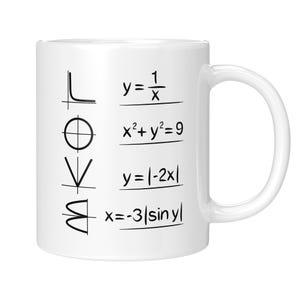 Könnte beinhalten: Weiße Keramik-Tasse mit dem Wort "LOVE" in mathematischen Symbolen. Unter dem Wort sind Gleichungen geschrieben. Die Tasse hat einen weißen Henkel und ist für heiße oder kalte Getränke geeignet.