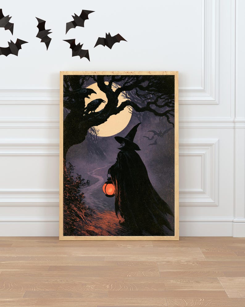 Peut inclure: Une impression d'art encadr&eacute;e rectangulaire repr&eacute;sentant une sc&egrave;ne sombre et atmosph&eacute;rique avec une silhouette v&ecirc;tue d'une cape et d'un chapeau pointu tenant une lanterne orange brillante sous une pleine lune, des arbres et des corbeaux.