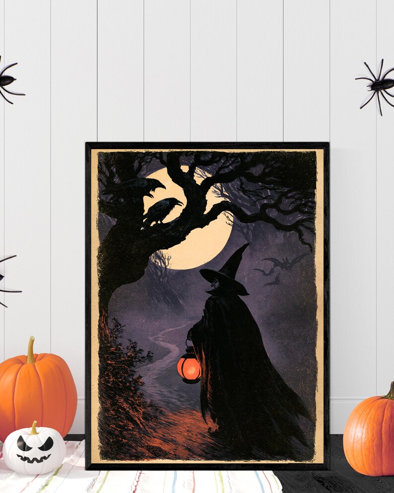 Peut inclure: Une impression murale rectangulaire encadr&eacute;e repr&eacute;sentant une silhouette drap&eacute;e portant un chapeau pointu et tenant une lanterne orange lumineuse sur un chemin nocturne. L'image montre une pleine lune, des arbres sombres, deux corbeaux et des chauves-souris.