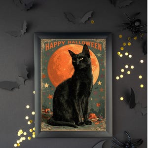 Pode incluir: Uma impress&atilde;o retangular emoldurada apresentando um gato preto sentado em frente a uma grande lua cheia laranja. O texto "HAPPY HALLOWEEN" est&aacute; impresso em laranja no topo. O fundo inclui pequenas estrelas, ab&oacute;boras e uma paisagem escura.