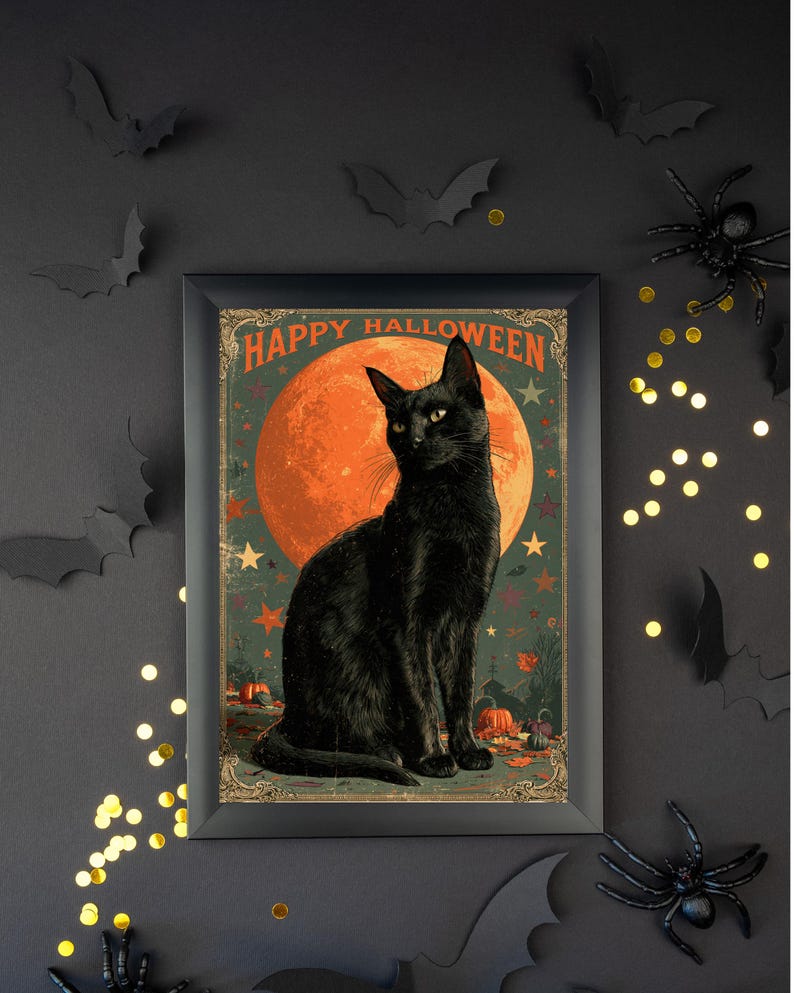 Pode incluir: Uma impress&atilde;o retangular emoldurada apresentando um gato preto sentado em frente a uma grande lua cheia laranja. O texto "HAPPY HALLOWEEN" est&aacute; impresso em laranja no topo. O fundo inclui pequenas estrelas, ab&oacute;boras e uma paisagem escura.