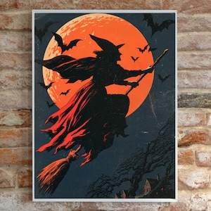 K&ouml;nnte beinhalten: Ein gerahmter Kunstdruck mit der schwarzen Silhouette einer Hexe, die auf einem Besen vor einem gro&szlig;en, leuchtend orangefarbenen Vollmond fliegt. Der dunkle Nachthimmel ist voller fliegender Flederm&auml;use und unter einem knorrigen Baum steht ein kleines Haus.