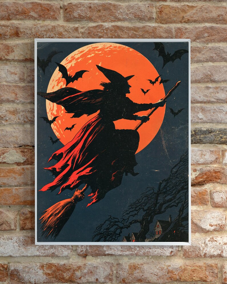 K&ouml;nnte beinhalten: Ein gerahmter Kunstdruck mit der schwarzen Silhouette einer Hexe, die auf einem Besen vor einem gro&szlig;en, leuchtend orangefarbenen Vollmond fliegt. Der dunkle Nachthimmel ist voller fliegender Flederm&auml;use und unter einem knorrigen Baum steht ein kleines Haus.