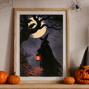 Peut inclure: Une impression d'art encadr&eacute;e repr&eacute;sentant une sc&egrave;ne sombre et atmosph&eacute;rique d'une silhouette drap&eacute;e portant un chapeau pointu sur un chemin nocturne. La silhouette tient une lanterne orange sous une pleine lune, avec des corbeaux et des chauves-souris.