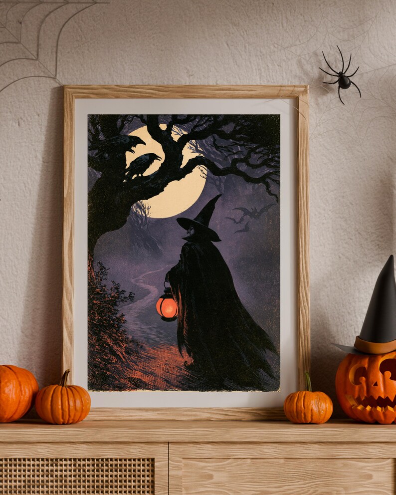 Peut inclure: Une impression d'art encadr&eacute;e repr&eacute;sentant une sc&egrave;ne sombre et atmosph&eacute;rique d'une silhouette drap&eacute;e portant un chapeau pointu sur un chemin nocturne. La silhouette tient une lanterne orange sous une pleine lune, avec des corbeaux et des chauves-souris.