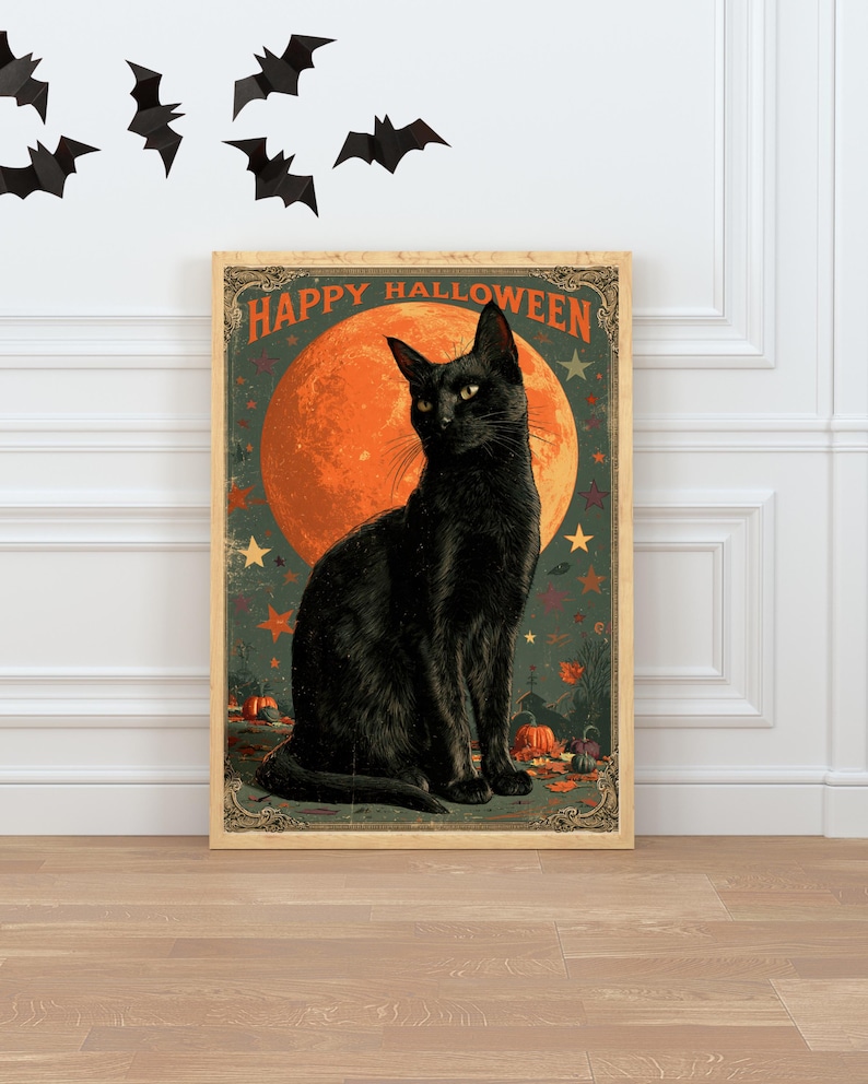 Pode incluir: Uma impress&atilde;o de arte de parede retangular emoldurada apresentando um gato preto sentado em frente a uma grande lua cheia laranja. O texto "HAPPY HALLOWEEN" est&aacute; impresso no topo. O fundo inclui estrelas espalhadas, folhas de outono e ab&oacute;boras.