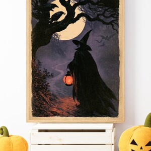 Peut inclure: Une impression d'art murale rectangulaire encadr&eacute;e repr&eacute;sentant une sc&egrave;ne sombre et atmosph&eacute;rique avec une silhouette drap&eacute;e portant un chapeau pointu et une lanterne orange lumineuse. L'illustration montre une pleine lune, des arbres.