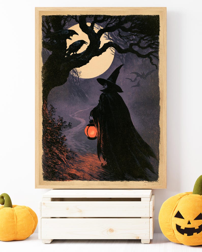 Peut inclure: Une impression d'art murale rectangulaire encadr&eacute;e repr&eacute;sentant une sc&egrave;ne sombre et atmosph&eacute;rique avec une silhouette drap&eacute;e portant un chapeau pointu et une lanterne orange lumineuse. L'illustration montre une pleine lune, des arbres.