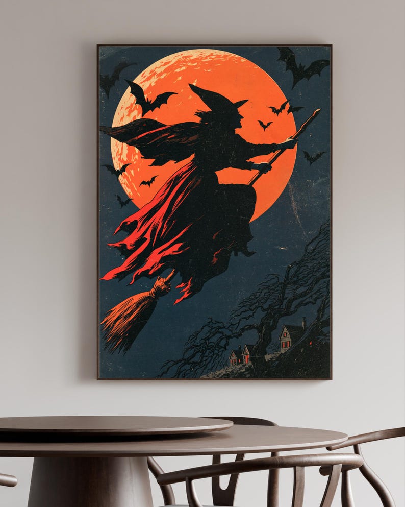 K&ouml;nnte beinhalten: Ein rechteckiger Wandkunstdruck mit der schwarzen Silhouette einer Hexe, die auf einem Besen vor einem gro&szlig;en, leuchtend orangefarbenen Vollmond fliegt. Der dunkle Nachthimmel ist voller Flederm&auml;use und ein kleines, dunkles Haus steht unten.