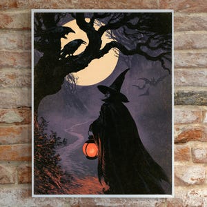 Peut inclure: Une impression d'art encadr&eacute;e repr&eacute;sentant une silhouette v&ecirc;tue d'une cape noire et d'un chapeau pointu sur un chemin nocturne. La silhouette tient une lanterne orange lumineuse. Une pleine lune, un arbre sombre et des chauves-souris sont visibles.