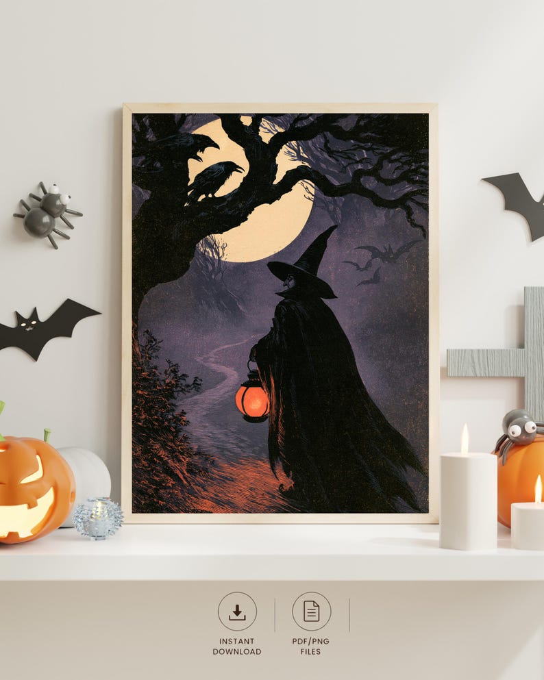 Peut inclure: Une impression d'art mural encadr&eacute;e repr&eacute;sentant une sorci&egrave;re v&ecirc;tue d'une cape noire et d'un chapeau pointu, tenant une lanterne orange lumineuse. La sc&egrave;ne montre un sentier forestier sombre sous une grande lune jaune avec deux corbeaux.