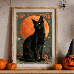 Pode incluir: Um cartaz emoldurado com um gato preto sentado em frente a uma grande lua laranja. O texto "HAPPY HALLOWEEN" est&aacute; impresso no topo em laranja. O fundo inclui pequenas estrelas, folhas de outono espalhadas e ab&oacute;boras no ch&atilde;o.