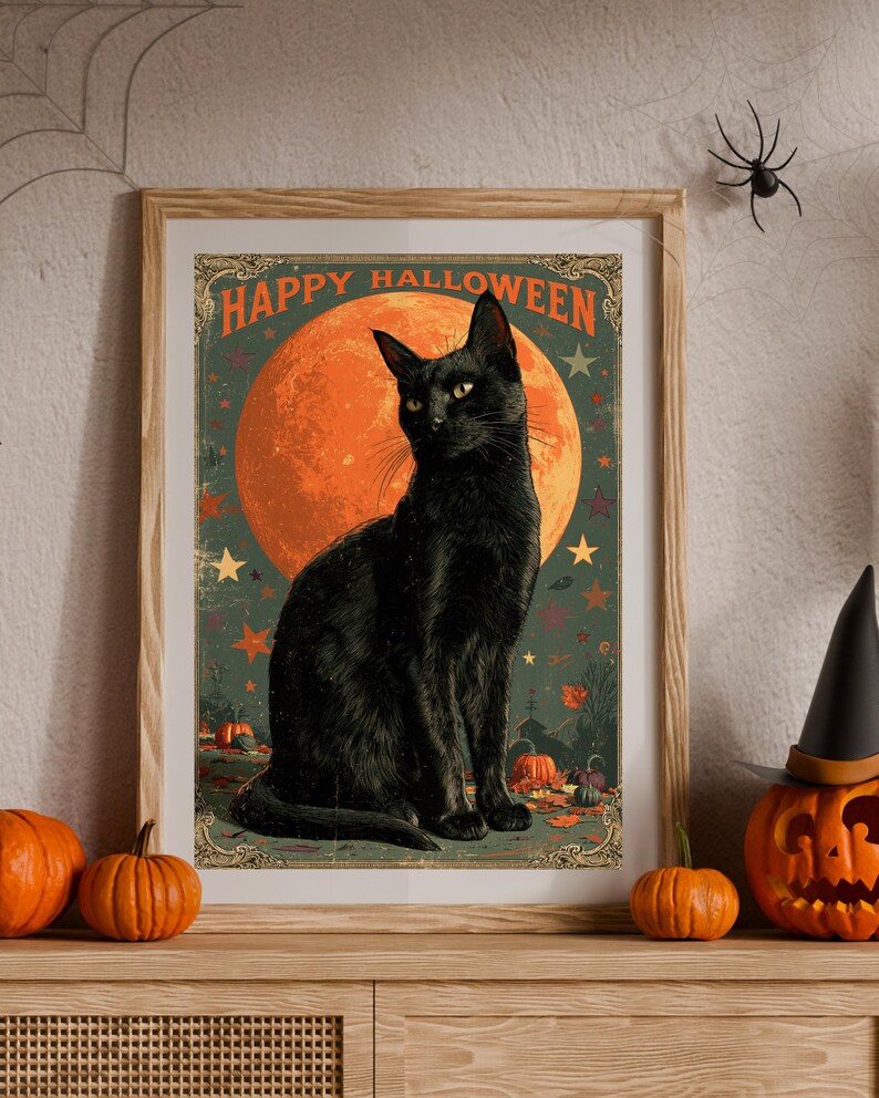 Pode incluir: Um cartaz emoldurado com um gato preto sentado em frente a uma grande lua laranja. O texto "HAPPY HALLOWEEN" est&aacute; impresso no topo em laranja. O fundo inclui pequenas estrelas, folhas de outono espalhadas e ab&oacute;boras no ch&atilde;o.
