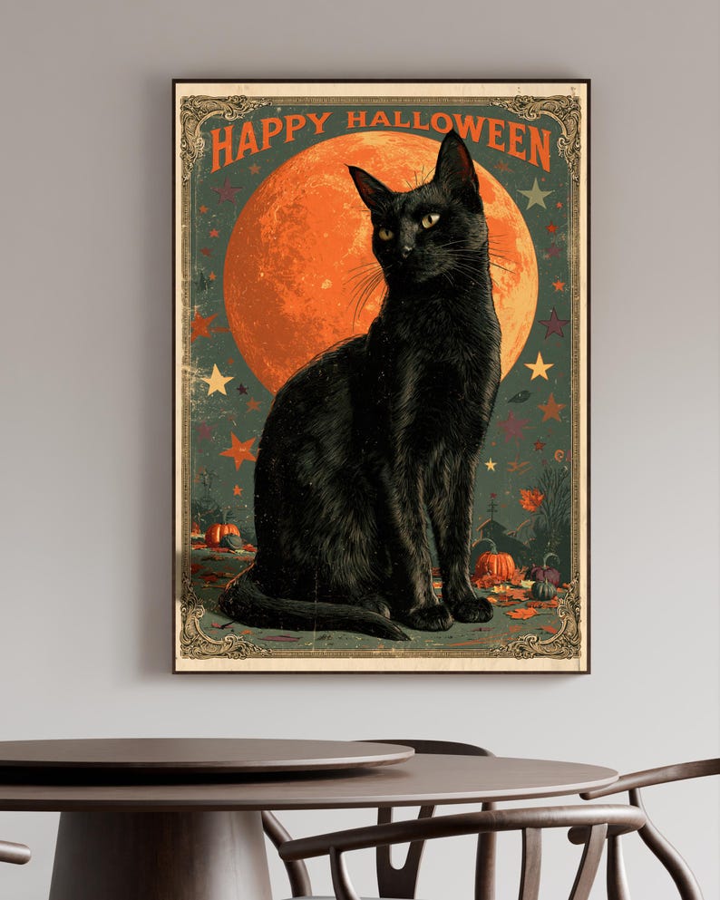 Pode incluir: Um cartaz de parede retangular apresentando um gato preto sentado em frente a uma grande lua cheia laranja. O texto Happy Halloween est&aacute; impresso no topo em laranja. O fundo &eacute; verde escuro com estrelas laranjas e ab&oacute;boras no ch&atilde;o.