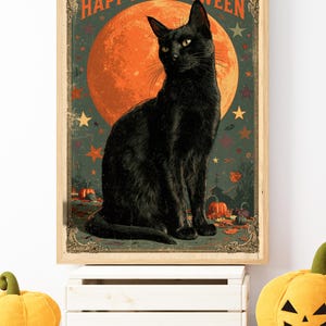 Pode incluir: Uma impress&atilde;o de arte de parede retangular emoldurada apresentando um gato preto sentado em frente a uma grande lua cheia laranja. O texto "HAPPY HALLOWEEN" est&aacute; impresso no topo. O fundo inclui estrelas espalhadas, folhas de outono e ab&oacute;boras.