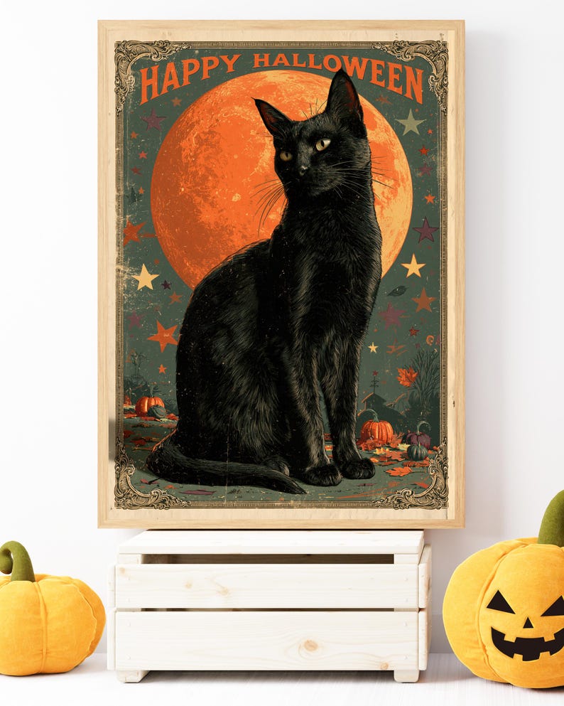 Pode incluir: Uma impress&atilde;o de arte de parede retangular emoldurada apresentando um gato preto sentado em frente a uma grande lua cheia laranja. O texto "HAPPY HALLOWEEN" est&aacute; impresso no topo. O fundo inclui estrelas espalhadas, folhas de outono e ab&oacute;boras.