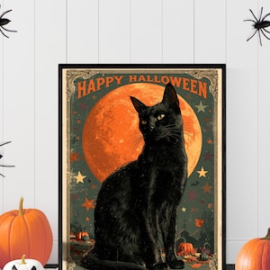 Pode incluir: Um cartaz retangular emoldurado apresentando um gato preto sentado em frente a uma grande lua cheia laranja. O texto HAPPY HALLOWEEN est&aacute; impresso em laranja no topo. O fundo inclui estrelas laranjas e uma paisagem escura com ab&oacute;boras.