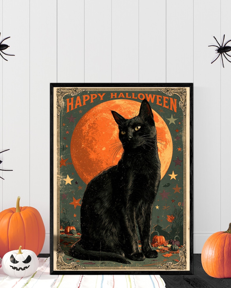 Pode incluir: Um cartaz retangular emoldurado apresentando um gato preto sentado em frente a uma grande lua cheia laranja. O texto HAPPY HALLOWEEN est&aacute; impresso em laranja no topo. O fundo inclui estrelas laranjas e uma paisagem escura com ab&oacute;boras.
