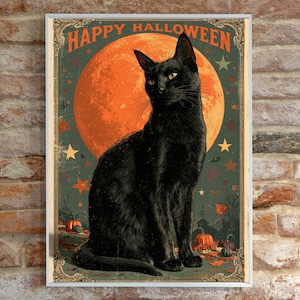 Pode incluir: Um cartaz retangular com um gato preto sentado em frente a uma grande lua cheia laranja. O texto HAPPY HALLOWEEN est&aacute; impresso em laranja no topo. O fundo &eacute; verde escuro com estrelas laranja espalhadas e folhas de outono no ch&atilde;o.