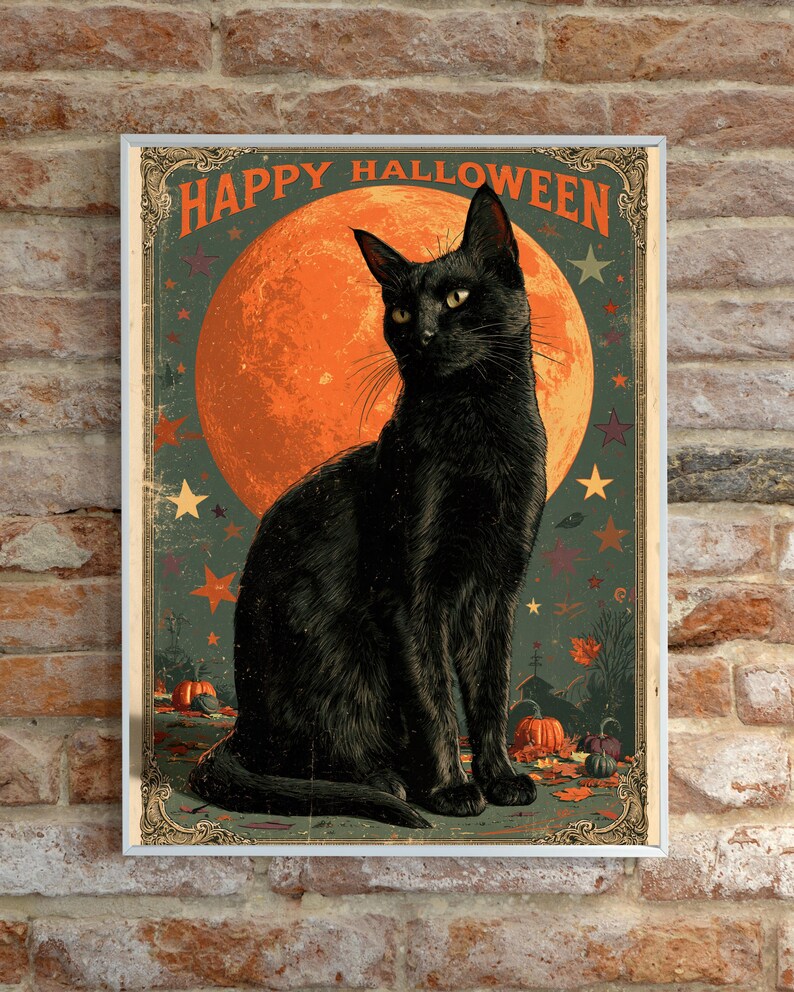 Pode incluir: Um cartaz retangular com um gato preto sentado em frente a uma grande lua cheia laranja. O texto HAPPY HALLOWEEN est&aacute; impresso em laranja no topo. O fundo &eacute; verde escuro com estrelas laranja espalhadas e folhas de outono no ch&atilde;o.