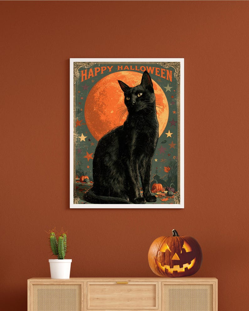 Pode incluir: Uma impress&atilde;o de arte de parede retangular emoldurada apresentando um gato preto sentado em frente a uma grande lua cheia laranja. O texto "HAPPY HALLOWEEN" est&aacute; impresso no topo em laranja. O fundo inclui pequenas estrelas, ab&oacute;boras e paisagem.