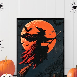 K&ouml;nnte beinhalten: Ein gerahmter, rechteckiger Kunstdruck f&uuml;r die Wand mit der schwarzen Silhouette einer Hexe, die auf einem Besen vor einem gro&szlig;en, leuchtend orangefarbenen Vollmond fliegt. Der dunkle Nachthimmel ist voller Flederm&auml;use und ein Dorf.